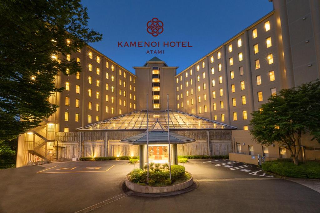 un bâtiment d'hôtel avec un auvent en face de celui-ci dans l'établissement KAMENOI HOTEL Atami, à Atami 37 autres photos