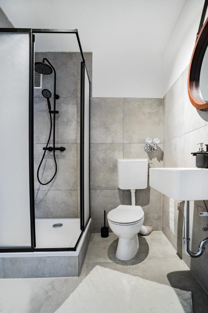 2 BR Apartment - ZENTRAL - KÜCHE - BALKON - WIFI - NETFLIX - BUSINESS - KAFFE - PARKHAUS 3