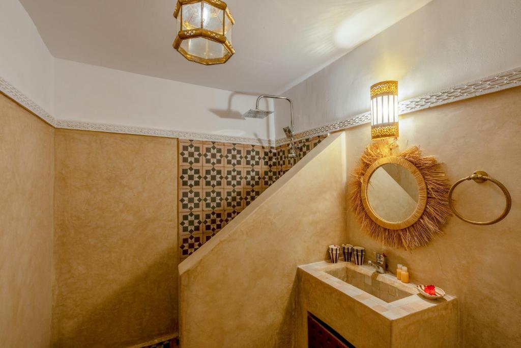 une salle de bain avec un lavabo et un miroir dans l'établissement Riad Mokha Mokha & Spa, à Marrakech 57 autres photos