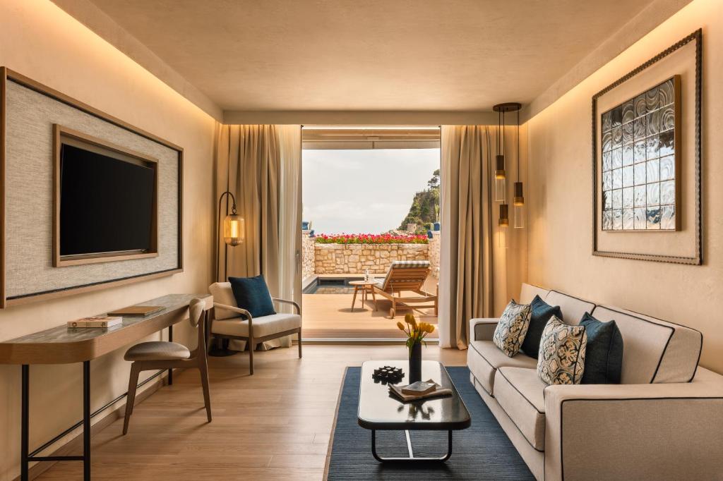 un salon avec un canapé et une table dans l'établissement Mazzarò Sea Palace - The Leading Hotels of the World, à Taormine