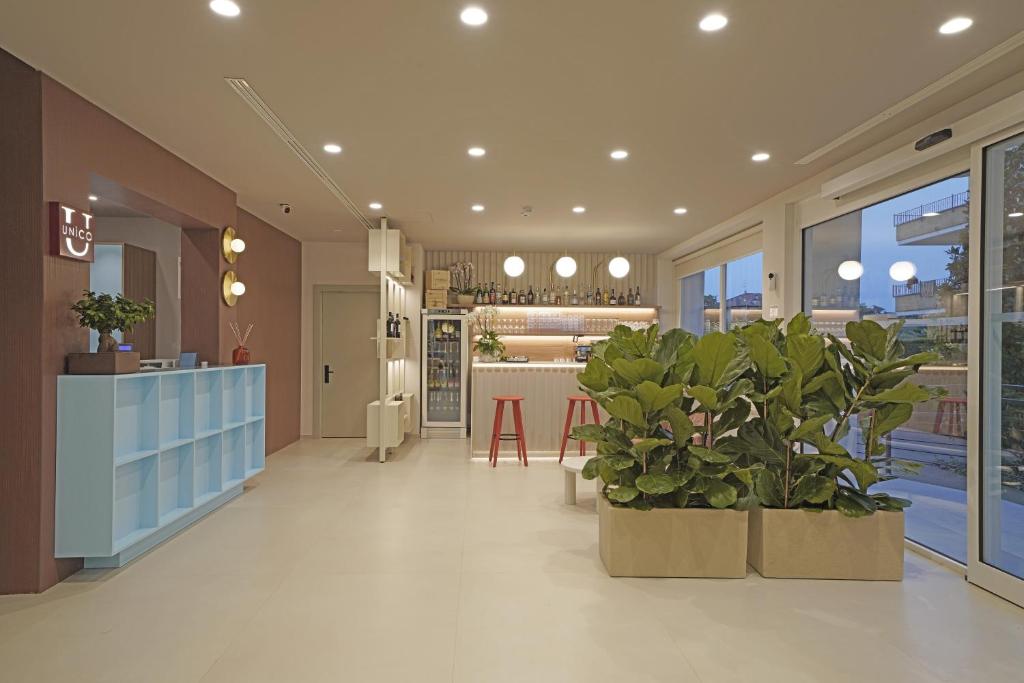 un grand couloir avec des plantes dans un bâtiment dans l'établissement Hotel Unico by Dori, à Sirmione 46 autres photos