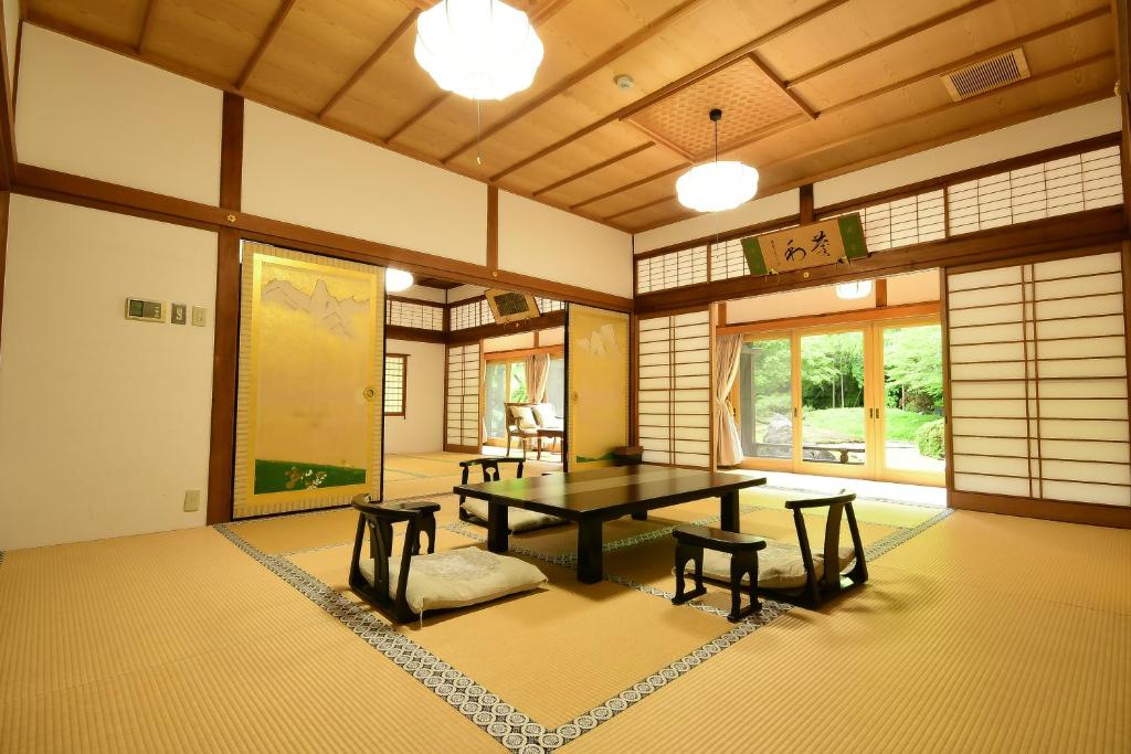une pièce avec une table et des chaises dans l'établissement 高野山 宿坊 総持院 -Koyasan Shukubo Sojiin-, à Koyasan