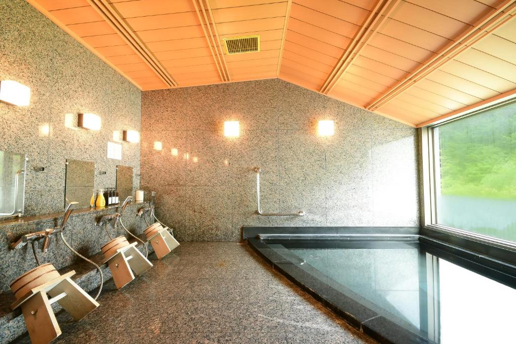 Cette chambre comprend une salle de bains pourvue d'une grande baignoire. dans l'établissement 高野山 宿坊 総持院 -Koyasan Shukubo Sojiin-, à Koyasan