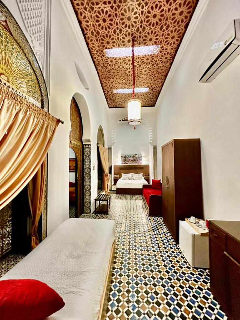 - une chambre d'hôtel avec un lit et une chambre avec un lit dans l'établissement Riad EL Manantial,Dar Hajjaj,Patrimonio del SXIX, à Tetouan 37 autres photos