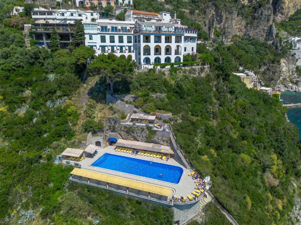 - une vue aérienne sur un grand bâtiment avec une piscine dans l'établissement Hotel Belvedere, à Conca dei Marini