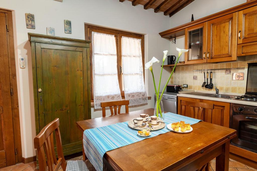 une cuisine avec une table en bois et un chiffon bleu dans l'établissement La Casa Del Sole, à Casamaggiore