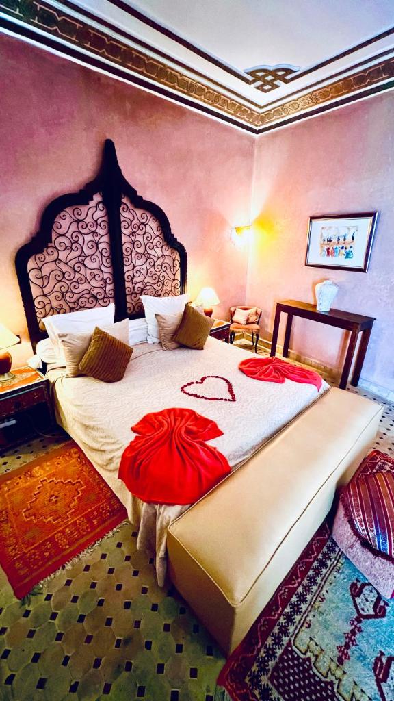 une chambre avec un grand lit dans une pièce dans l'établissement Riad Alida, à Marrakech