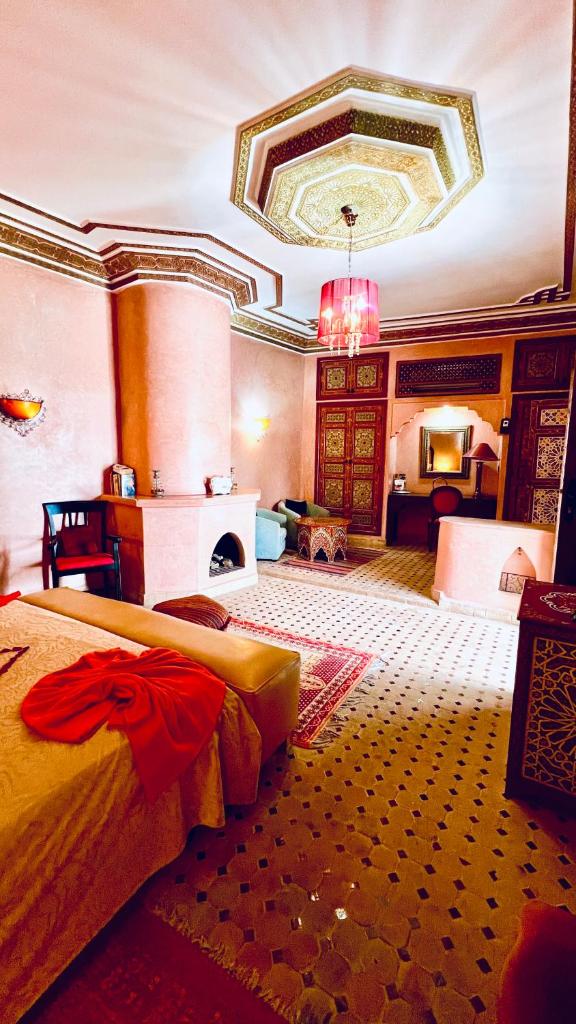 une chambre d'hôtel avec un lit et une cheminée dans l'établissement Riad Alida, à Marrakech 37 autres photos