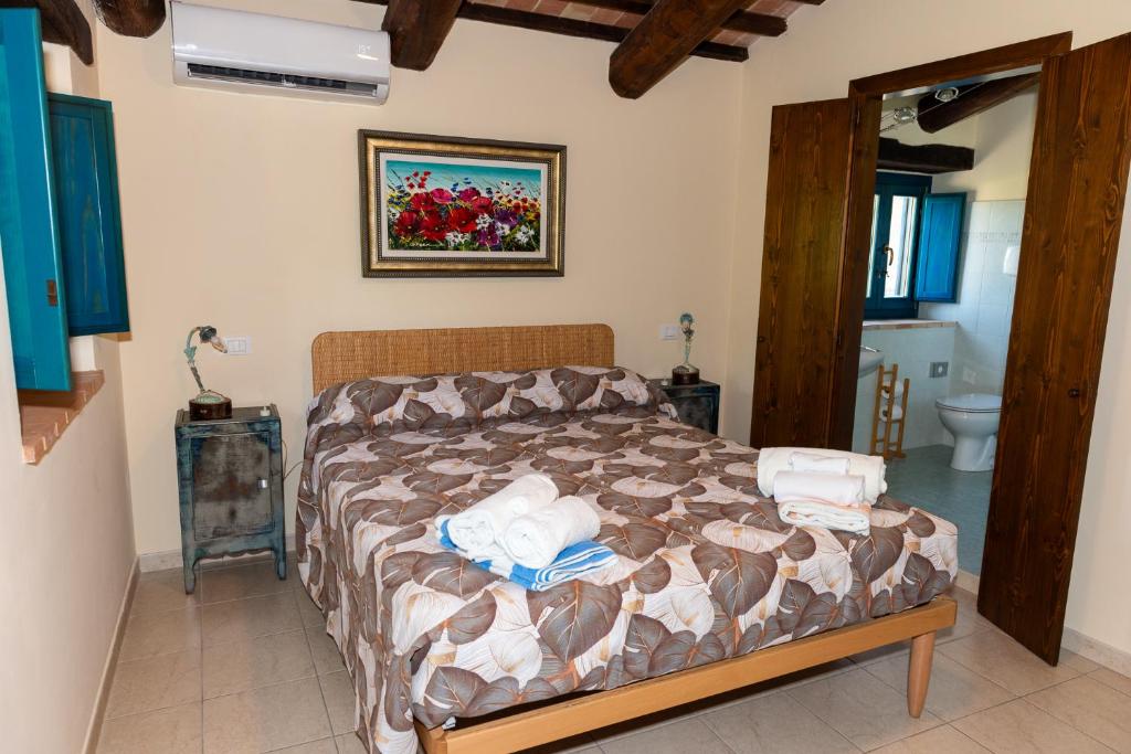 - une chambre avec un lit et une salle de bains dans l'établissement Casa Pace e Gioia, à Tolentino