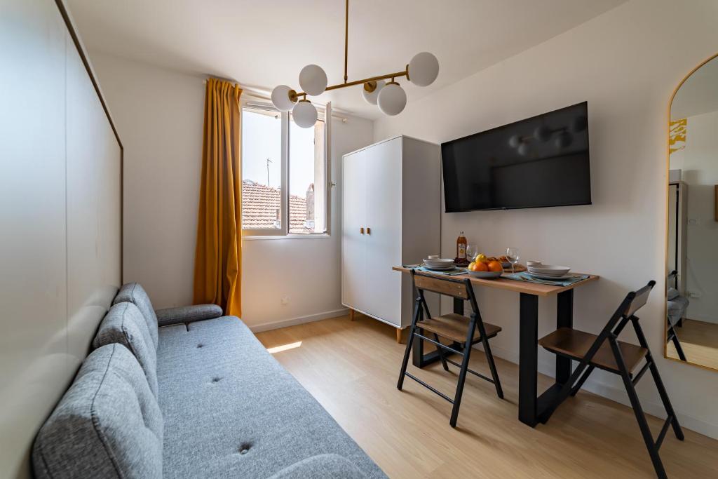 Golden Studio - View & Provençal Charm 8
