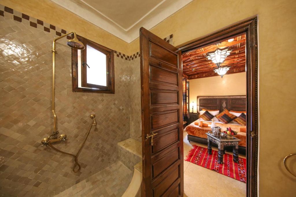 Il comprend une chambre et une salle de bains pourvue d'une douche. dans l'établissement Riad Africa, à Marrakech