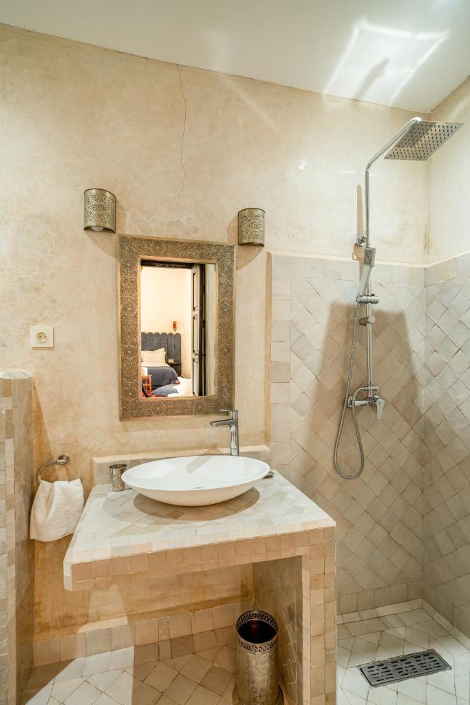 une salle de bain avec un lavabo et une douche dans l'établissement Riad Akasia, à Marrakech
