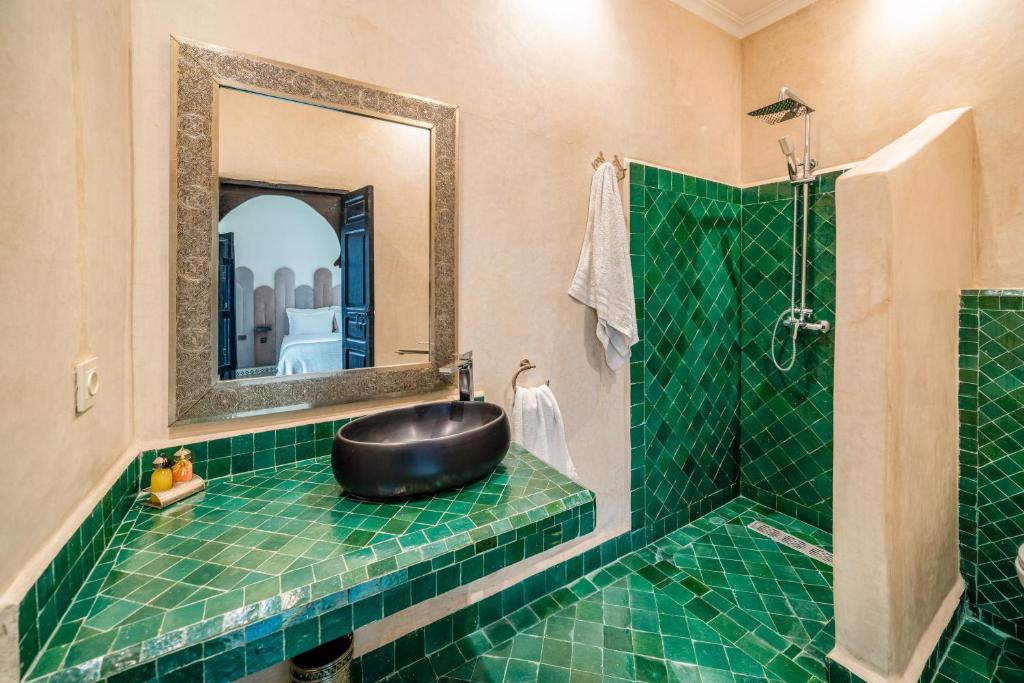 une salle de bain avec un lavabo et une douche dans l'établissement Riad Akasia, à Marrakech