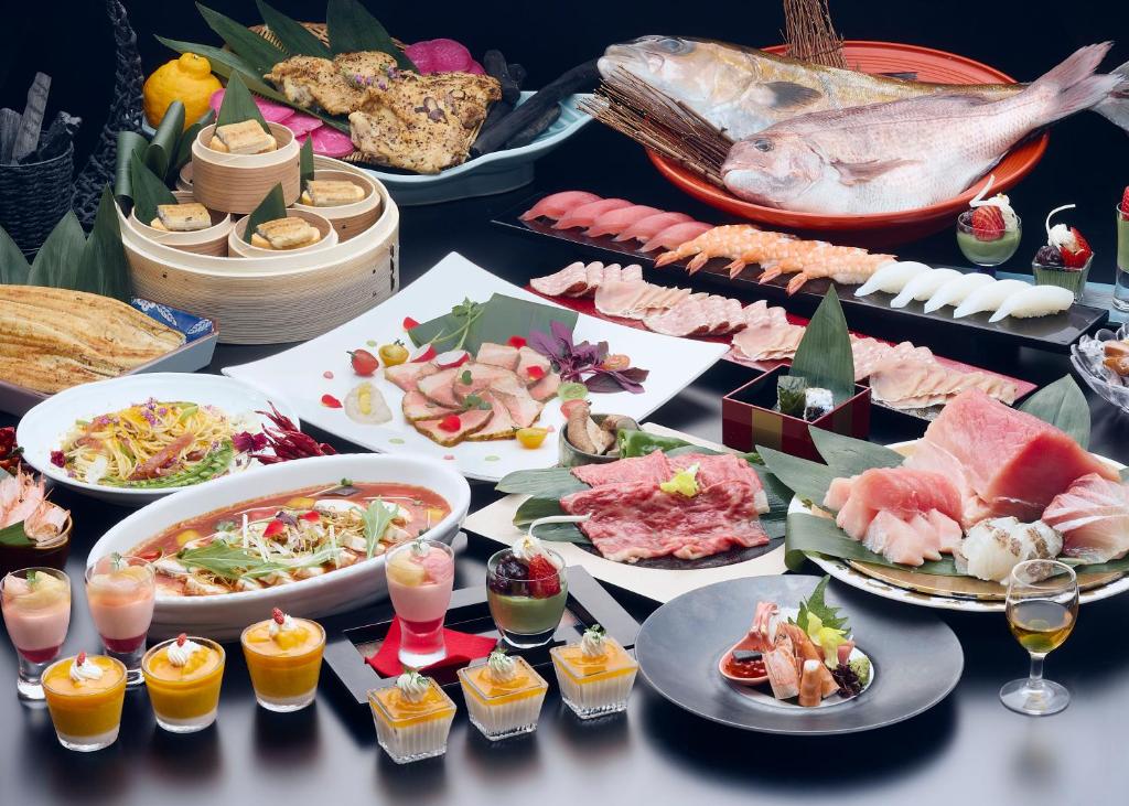 une table garnie de nombreux types d'aliments différents dans l'établissement Hotel Urashima, à Katsuura