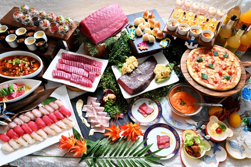 une table garnie de nombreux types d'aliments différents dans l'établissement Hotel Urashima, à Katsuura