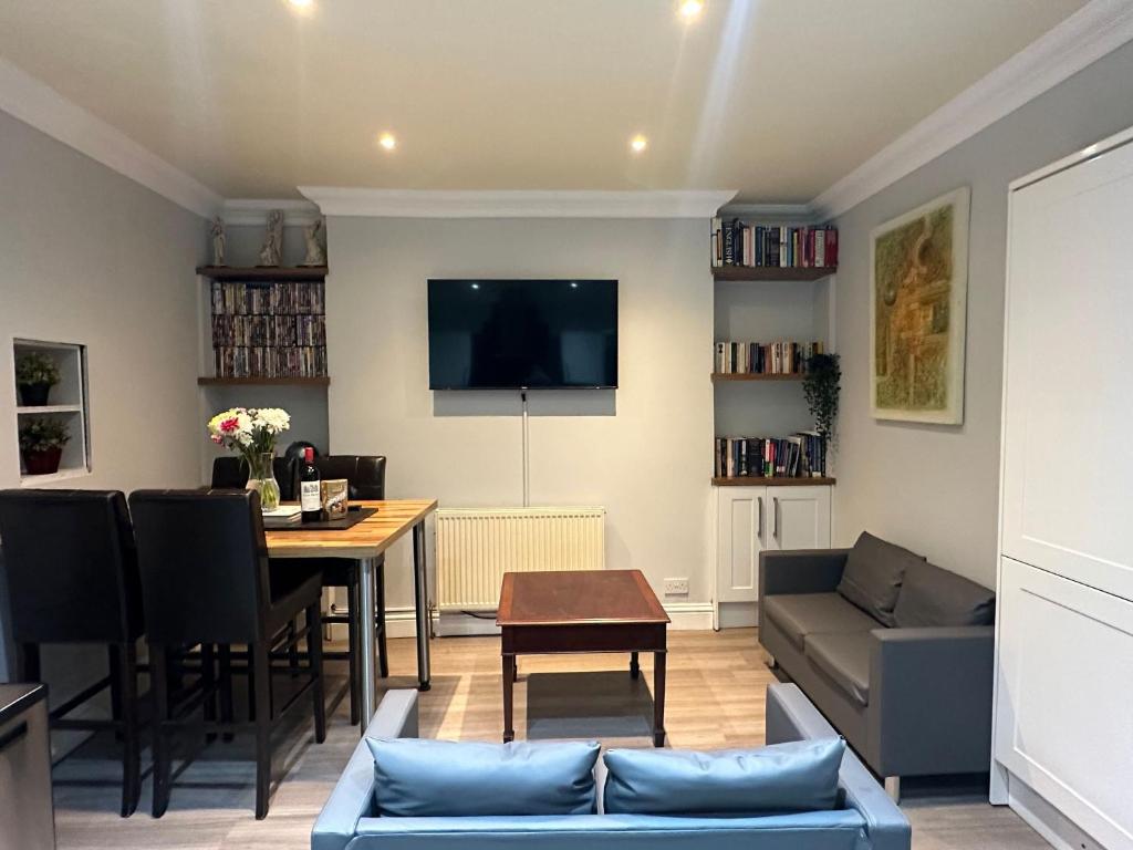 Stylish, Central Apartment in Clifton 2