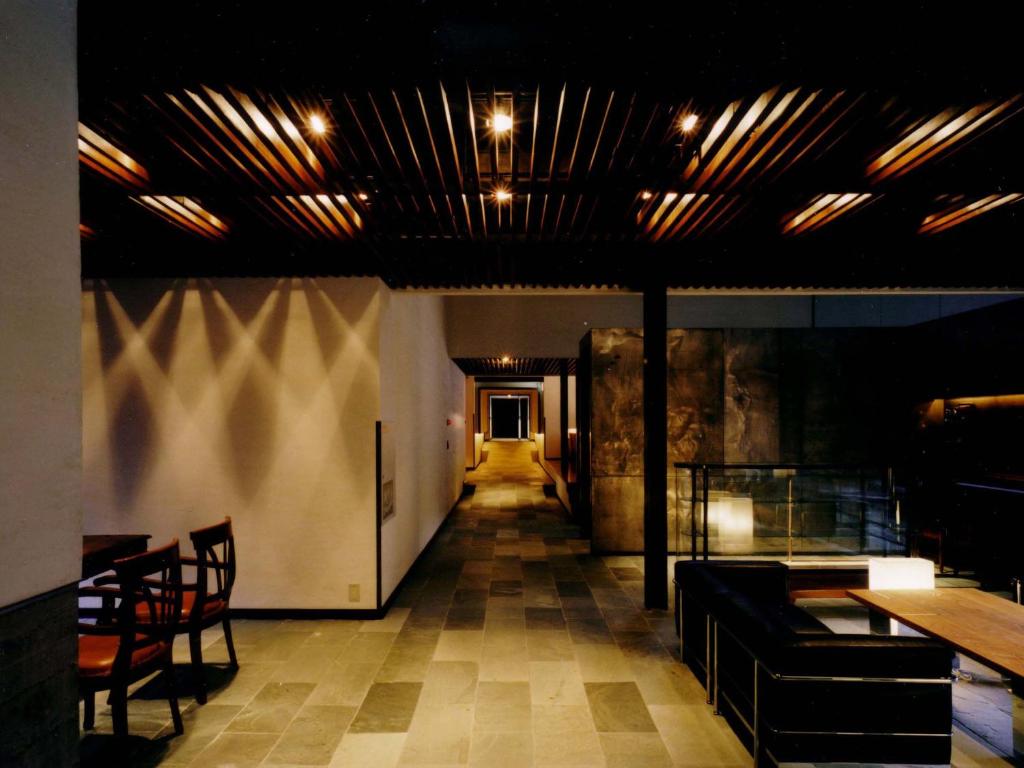 Cette chambre dispose d'un couloir avec une table et des chaises. dans l'établissement 小樽旅亭 蔵群, à Otaru 109 autres photos