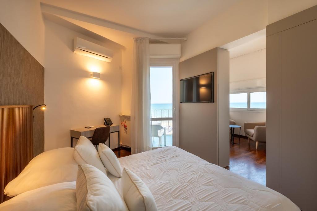 une chambre avec un lit avec vue sur l'océan dans l'établissement HR Resort, à Senigallia