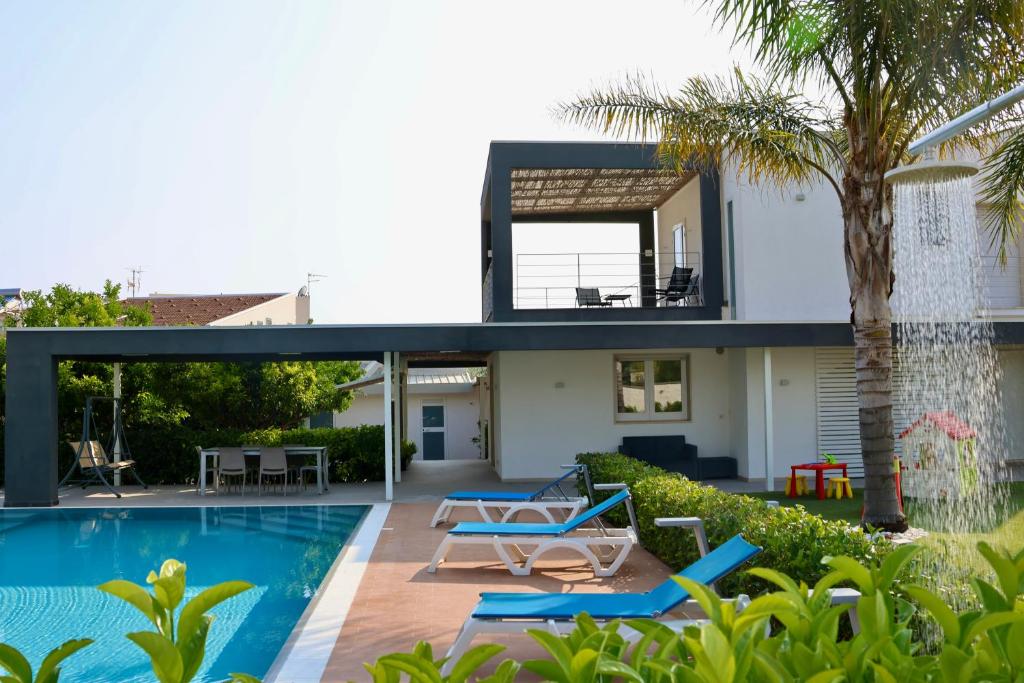 une villa avec piscine et une maison dans l'établissement Villa Zoe, à Comiso