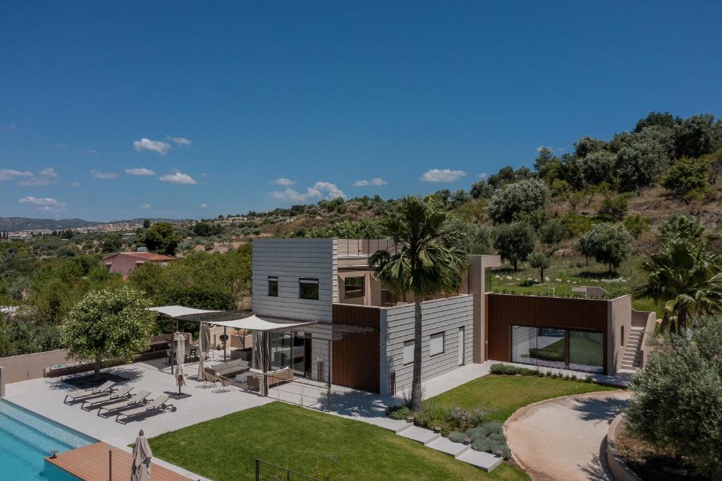 une vue aérienne d'une maison avec piscine dans l'établissement Altamira - Luxury Villa con piscina a Noto, à Noto