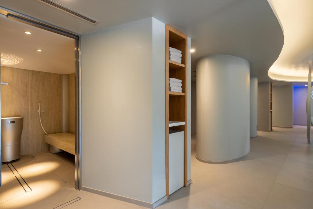 Cette chambre dispose d'une porte coulissante en verre. dans l'établissement Hotel Du Lac et Bellevue, à Bardolino