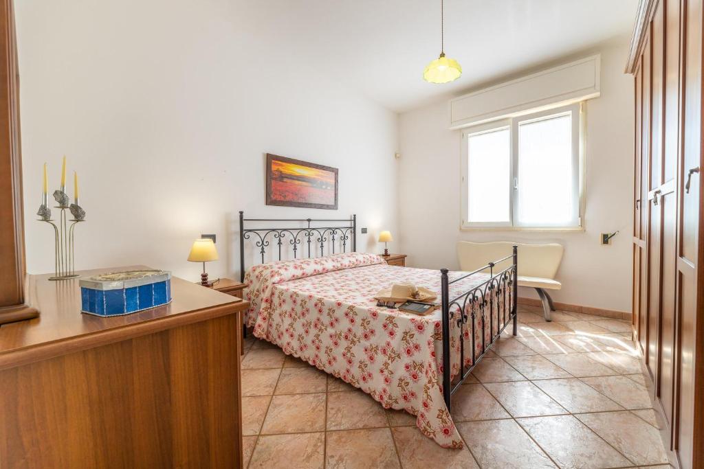 une chambre avec un lit, un bureau et une fenêtre dans l'établissement Villa Aurelio, à Capilungo