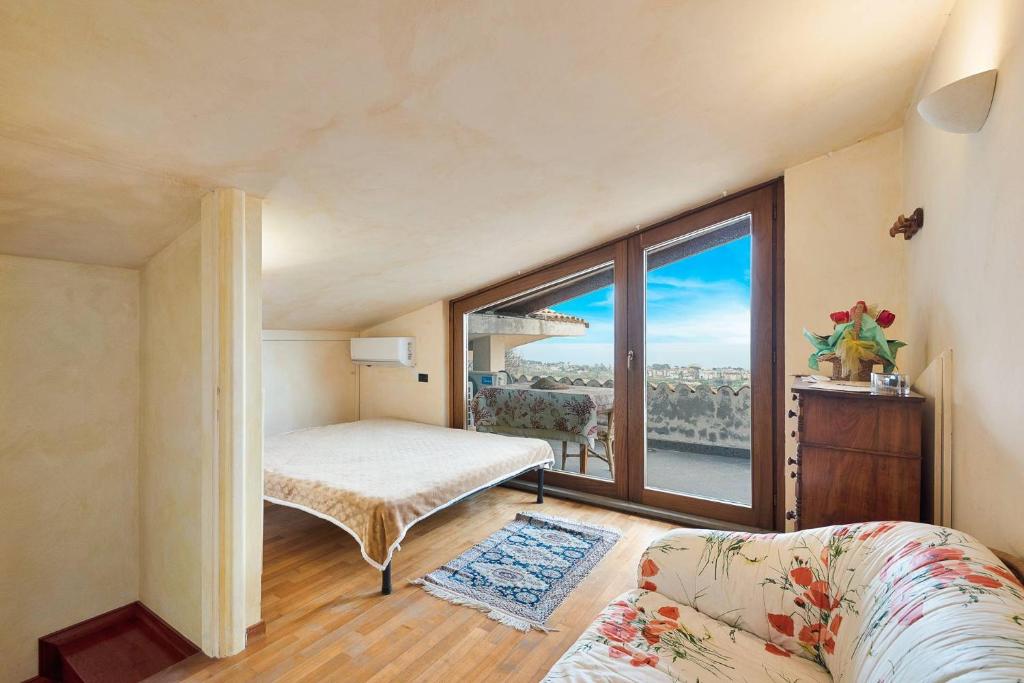 une chambre avec un lit et une grande fenêtre dans l'établissement Piccolo Paradiso, à Formia 11 autres photos