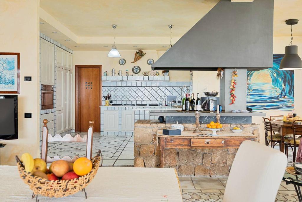 - une cuisine avec une corbeille de fruits sur une table dans l'établissement Piccolo Paradiso, à Formia