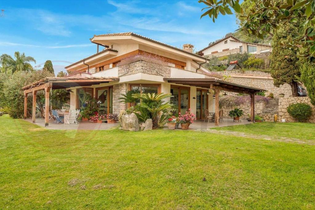 une maison avec une pelouse devant dans l'établissement Piccolo Paradiso, à Formia