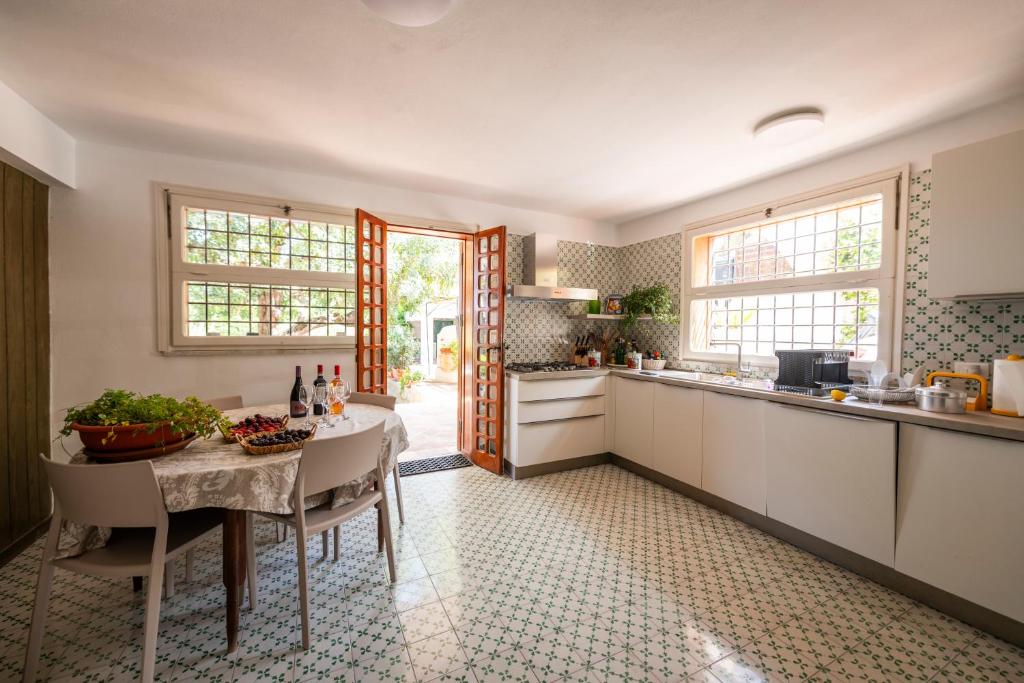 une cuisine avec une table et un comptoir dans l'établissement Casa del carrubo, à Carini