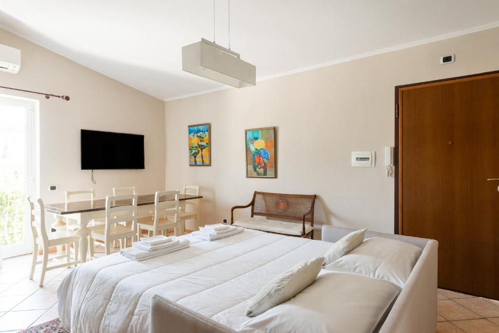 - une chambre avec un grand lit et une salle à manger dans l'établissement Luxury Suite in Villa with Private Pool - Near Rome & Ostia, à Lido di Ostia 53 autres photos