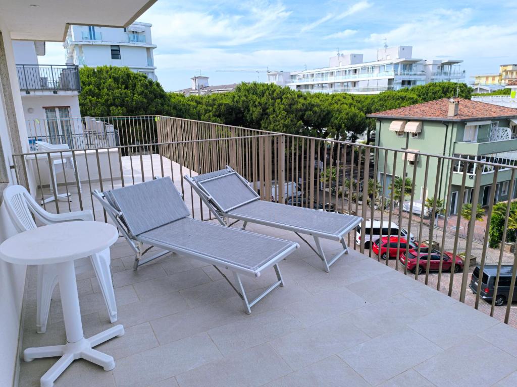 un patio avec deux chaises et une table sur un balcon dans l'établissement Hotel Midi, à Lido di Jesolo
