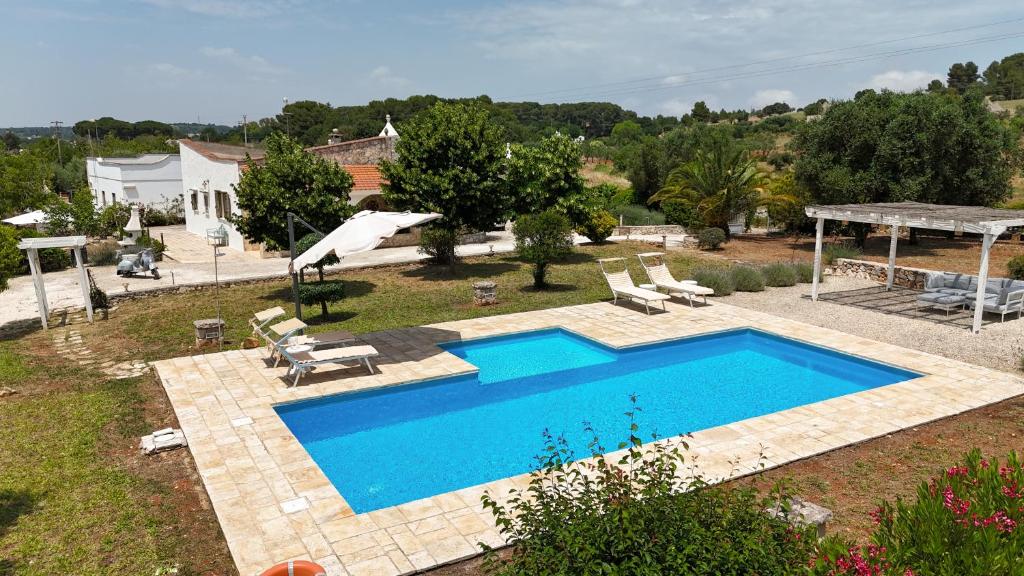 une image d'une piscine dans une cour dans l'établissement Trullo Alba, à Cisternino