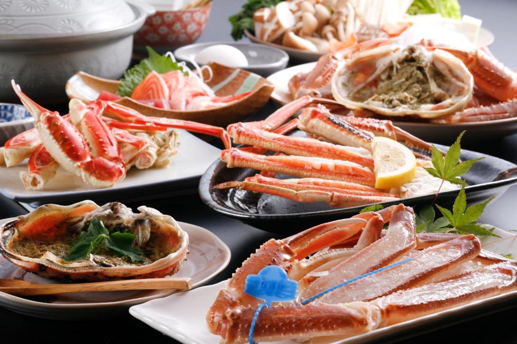 une table garnie d'assiettes de homards et d'autres aliments dans l'établissement Yoshiharu, à Toyooka