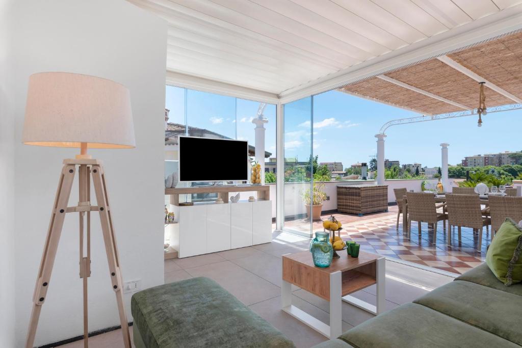un salon avec un canapé et une télévision dans l'établissement Villa Francesca - private pool, à Sorrente