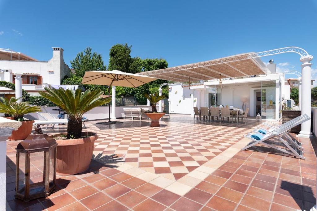 - une terrasse avec un sol en damier et un parasol dans l'établissement Villa Francesca - private pool, à Sorrente