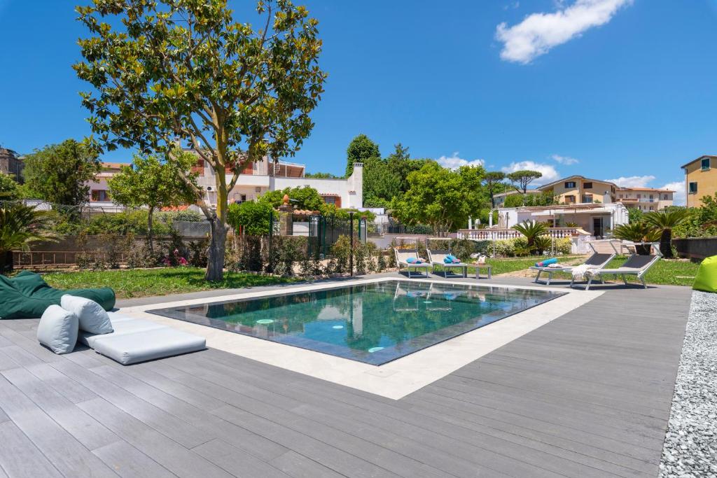 une piscine au milieu d'une cour dans l'établissement Villa Francesca - private pool, à Sorrente