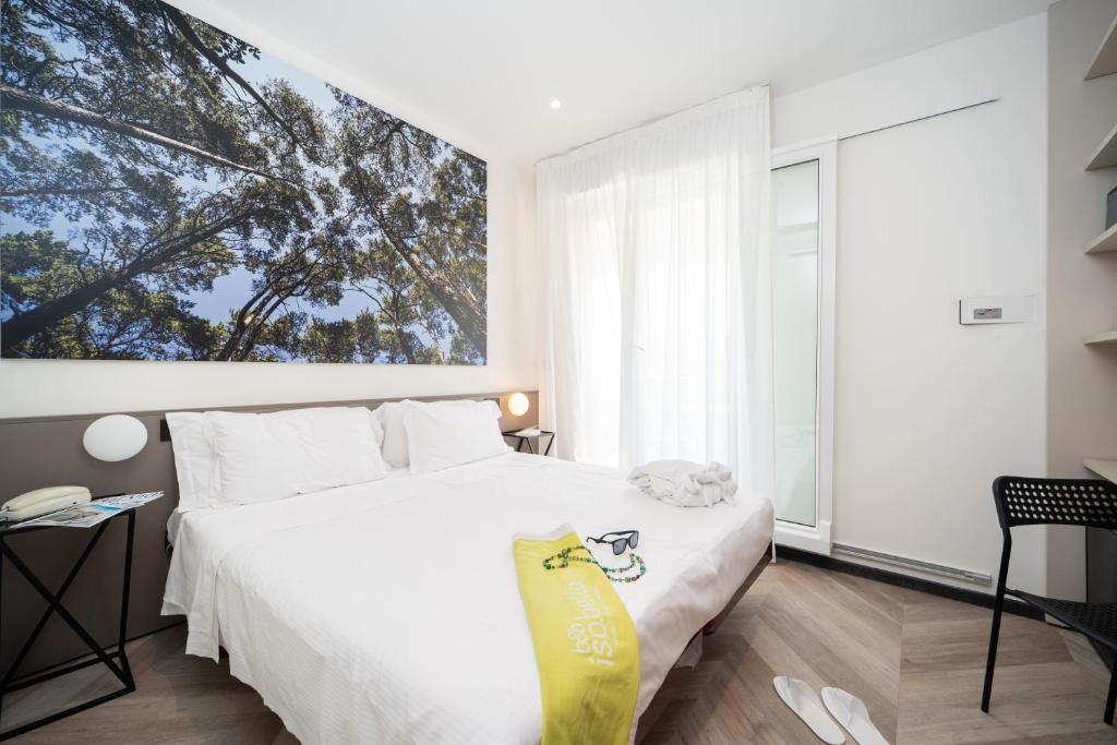 une chambre avec un lit et une grande fenêtre dans l'établissement B&B Isabella, à Milano Marittima 79 autres photos