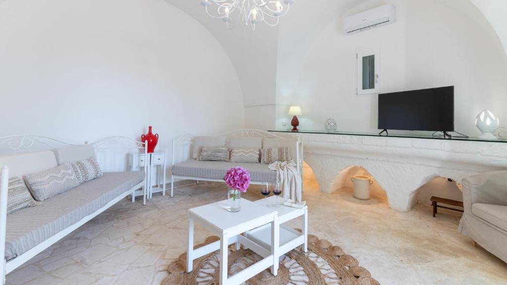 un salon avec un canapé et une cheminée dans l'établissement Masseria Profilo 8, Emma Villas, à Monopoli