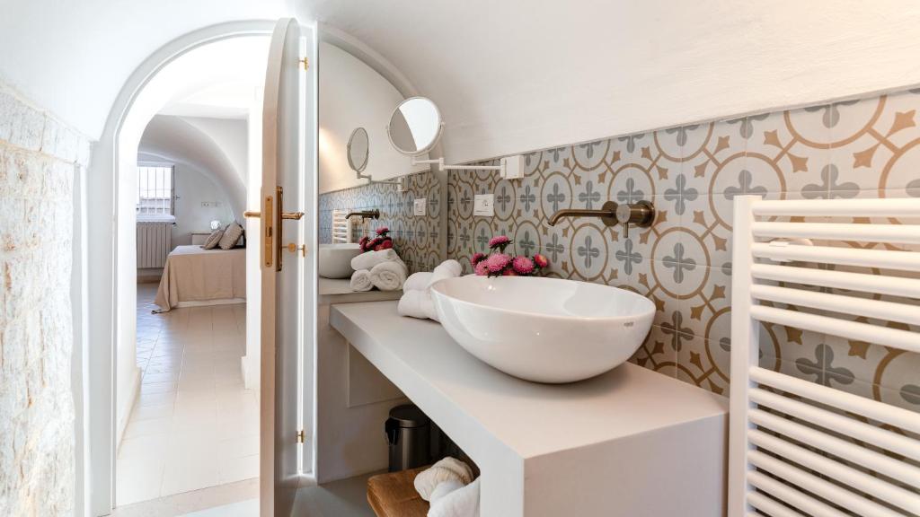 La salle de bains est pourvue d'un lavabo sur un comptoir. dans l'établissement Masseria Profilo 8, Emma Villas, à Monopoli