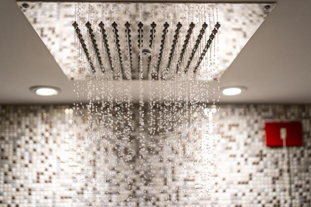 une douche est recouverte de cristaux dans une salle de bain dans l'établissement Hotel Garden Sea Wellness & Spa 4 stelle superior, à Caorle