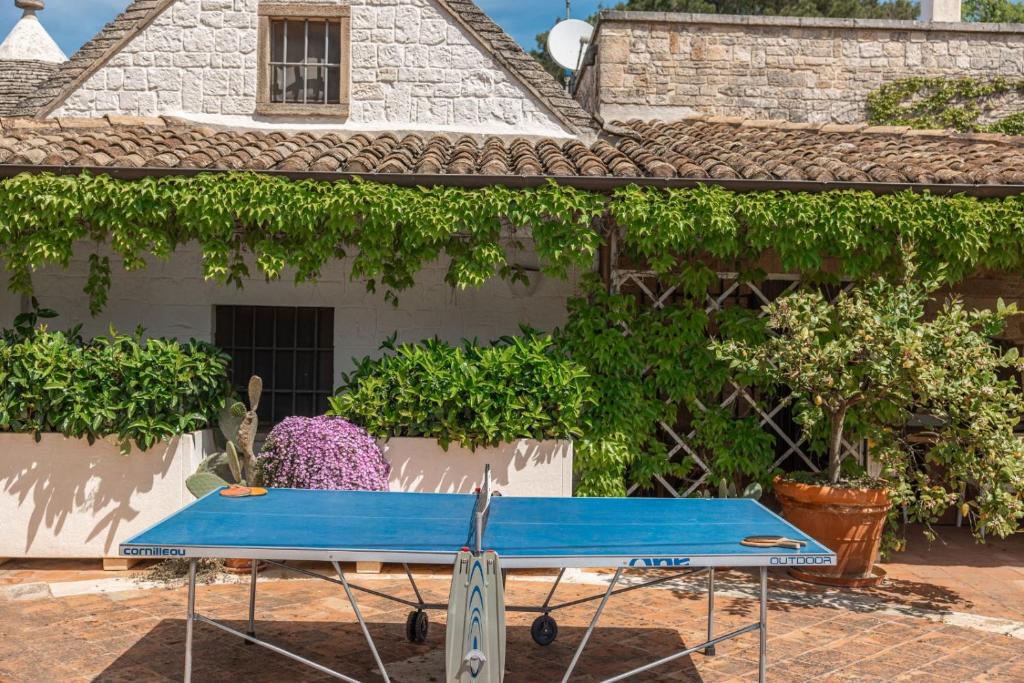 une planche de surf bleue assise devant une maison dans l'établissement Trulli Volpe, à Alberobello