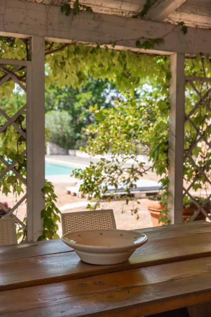 un bol assis au-dessus d'une table en bois dans l'établissement Trulli Volpe, à Alberobello