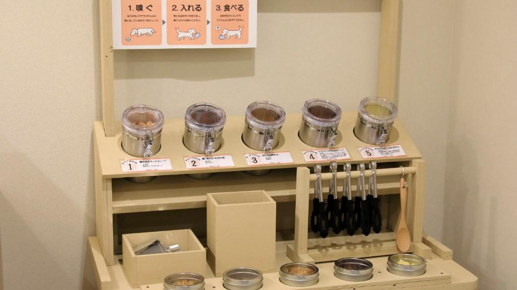 un étalage de verres et d'ustensiles sur une étagère dans l'établissement Yururi Nishiizu, à Izu 37 autres photos