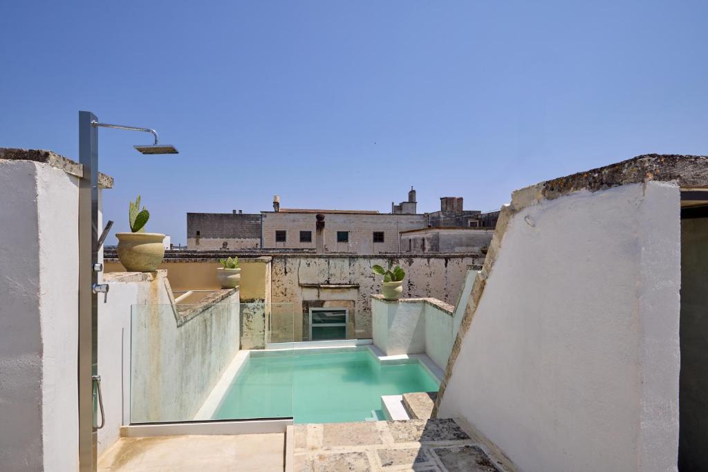 - une vue depuis le toit d'un immeuble avec piscine dans l'établissement Dimore Arcudi, à Galatina