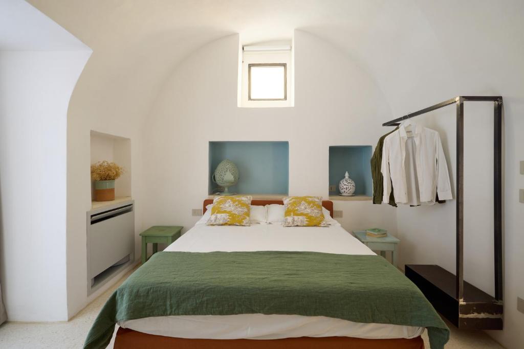 une chambre avec un lit avec une couverture verte dans l'établissement Dimore Arcudi, à Galatina 102 autres photos