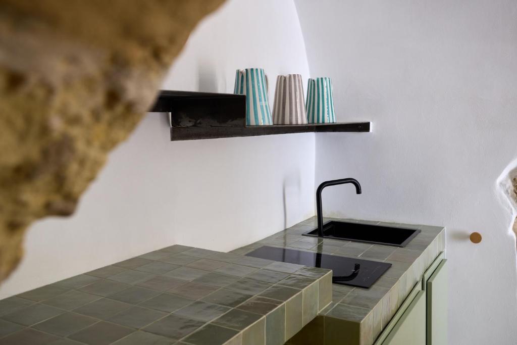 une cuisine avec un évier et un plan de travail dans l'établissement Dimore Arcudi, à Galatina