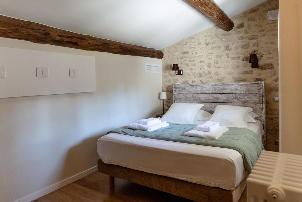une chambre avec un lit avec deux serviettes dessus dans l'établissement Mas Millésime - Gîtes Carignan - 4 pers - piscine privative - St Remy de Provence, à Mas blanc des Alpilles