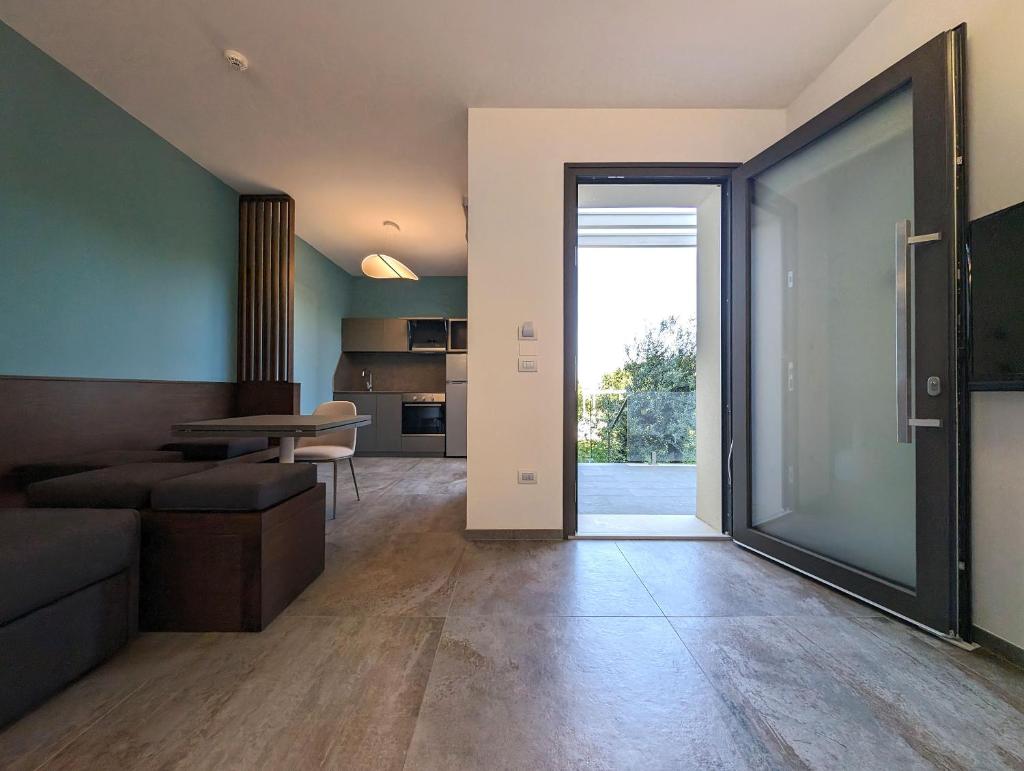 d'un salon avec une grande porte coulissante en verre. dans l'établissement Villa con piscina e SPA nel Salento Alternative Relax, à Scorrano