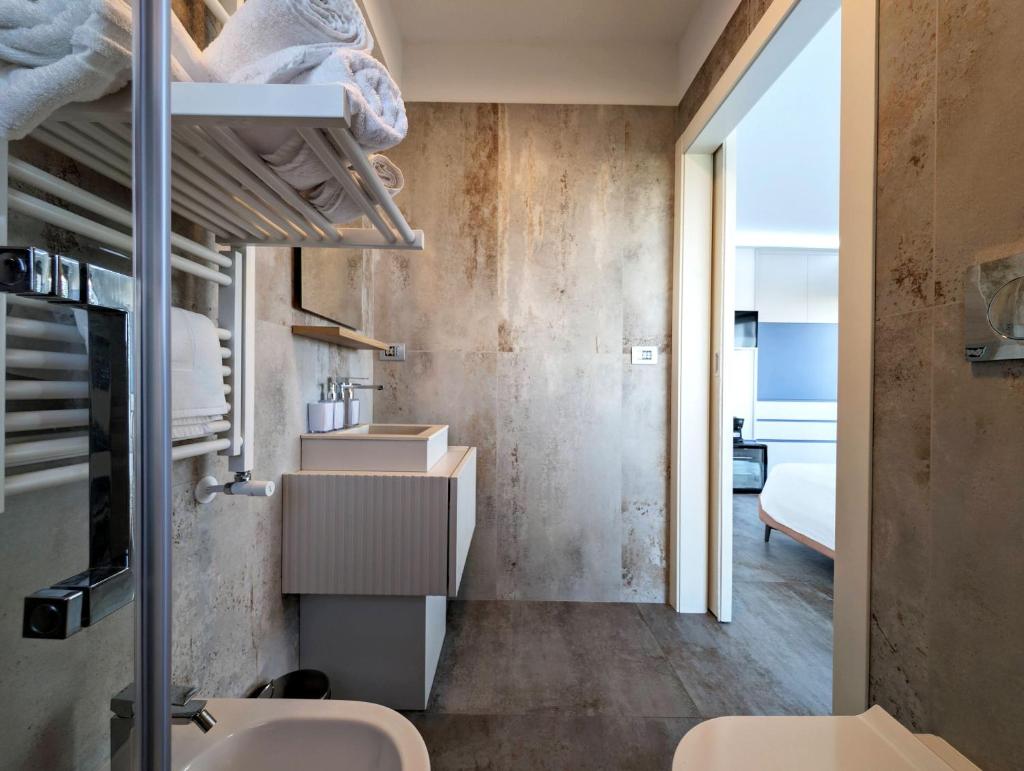 une salle de bain avec un lavabo et des toilettes dans une chambre dans l'établissement Villa con piscina e SPA nel Salento Alternative Relax, à Scorrano